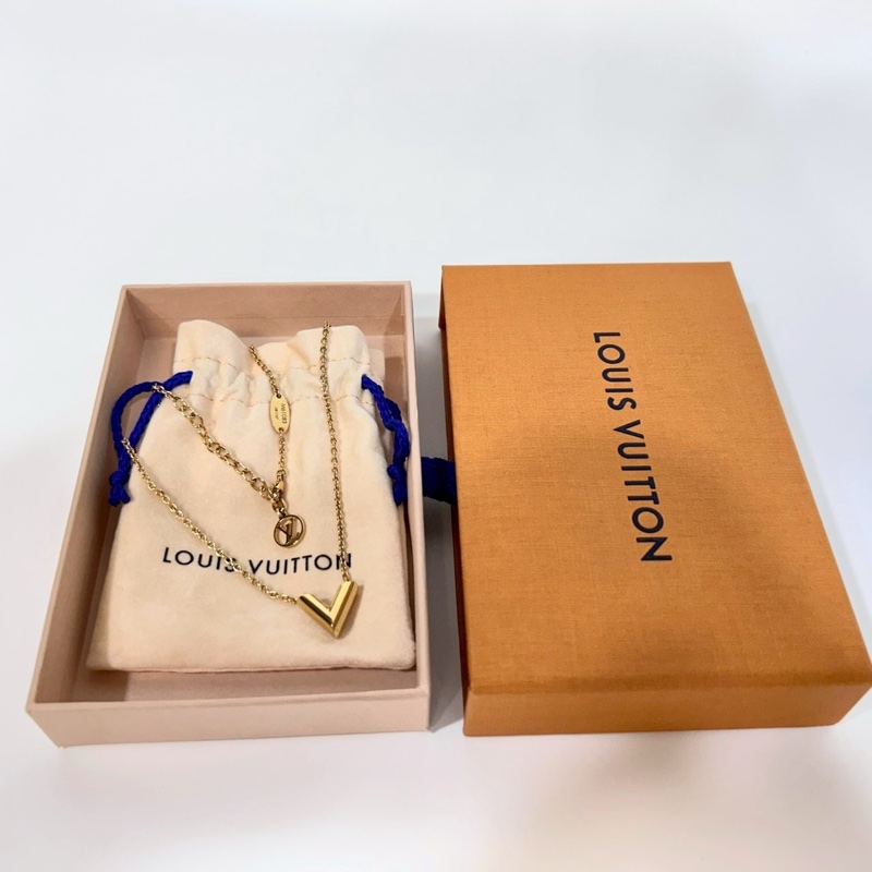 LV金色Essential V字母項鍊M61083-2