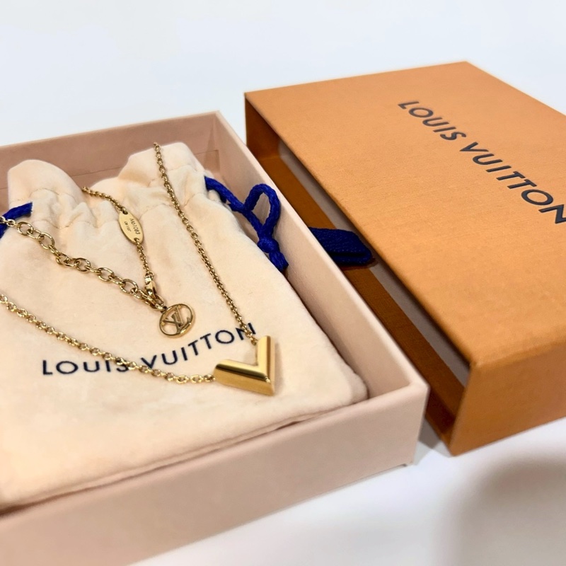 LV金色Essential V字母項鍊M61083-3