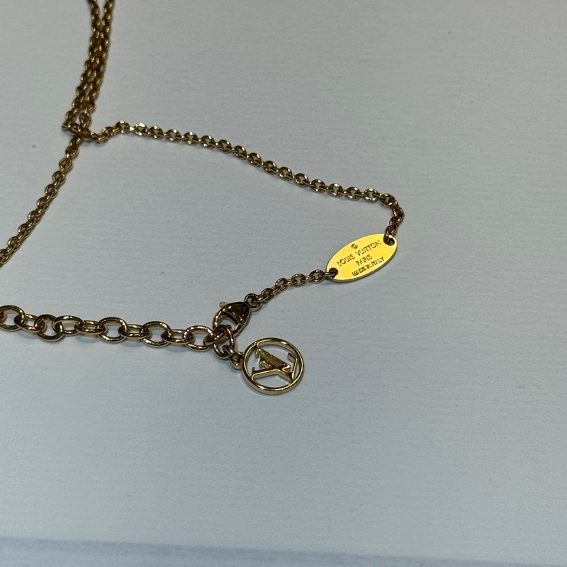 LV金色Essential V字母項鍊M61083-5