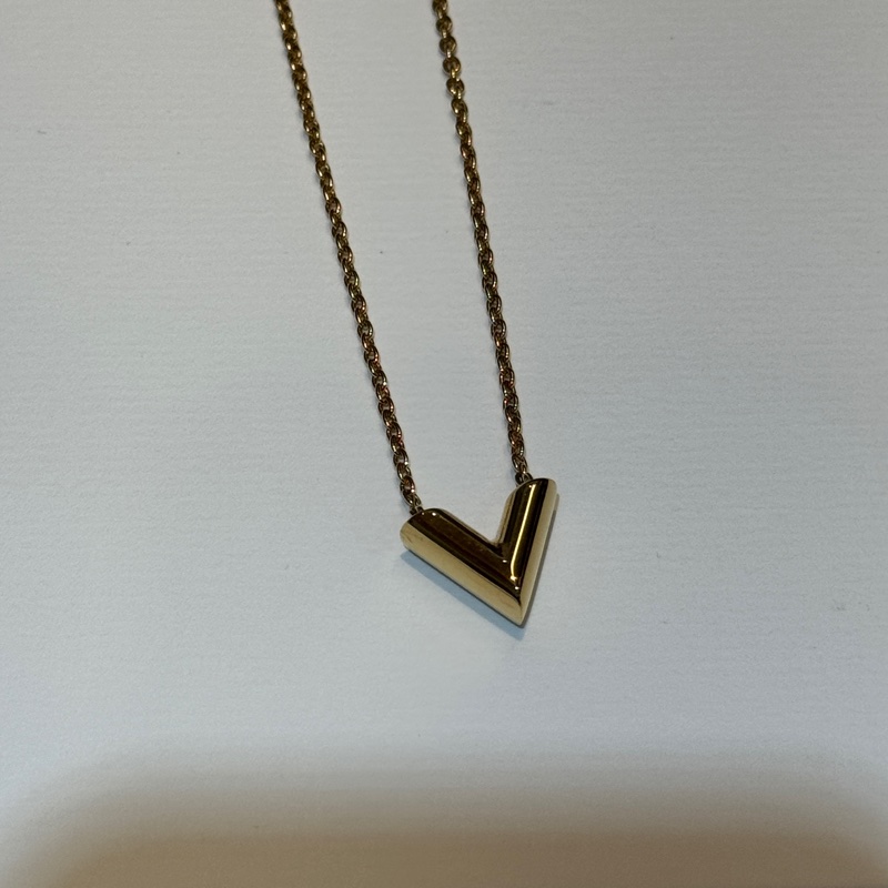 LV金色Essential V字母項鍊M61083-6