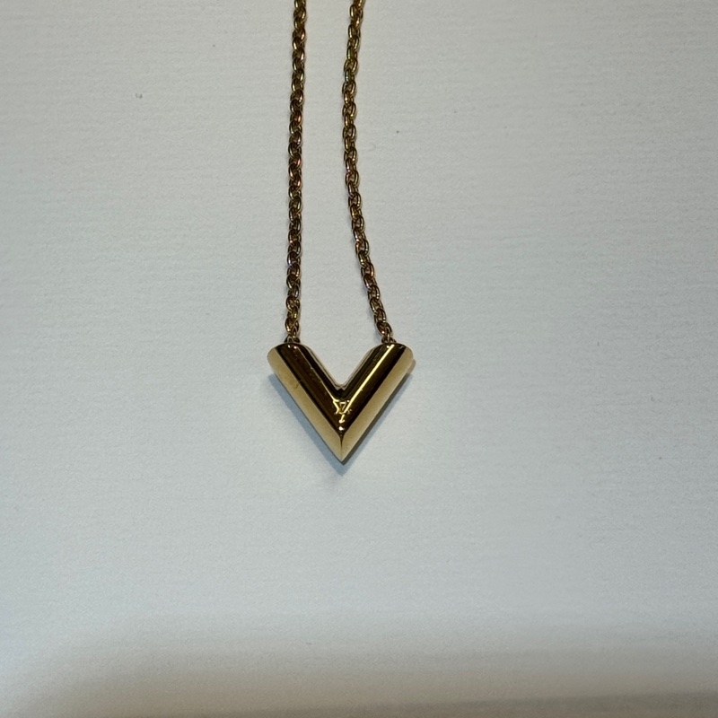 LV金色Essential V字母項鍊M61083-7