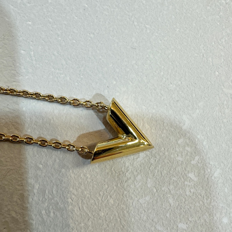 LV金色Essential V字母項鍊M61083-9