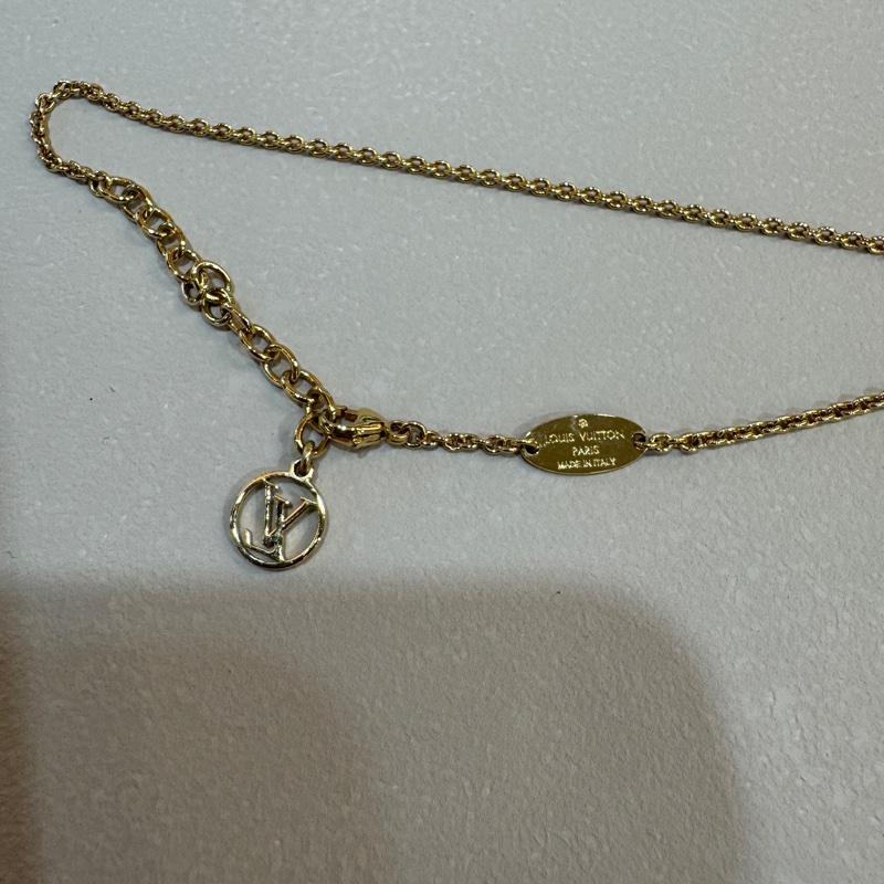 LV金色Essential V字母項鍊M61083-11
