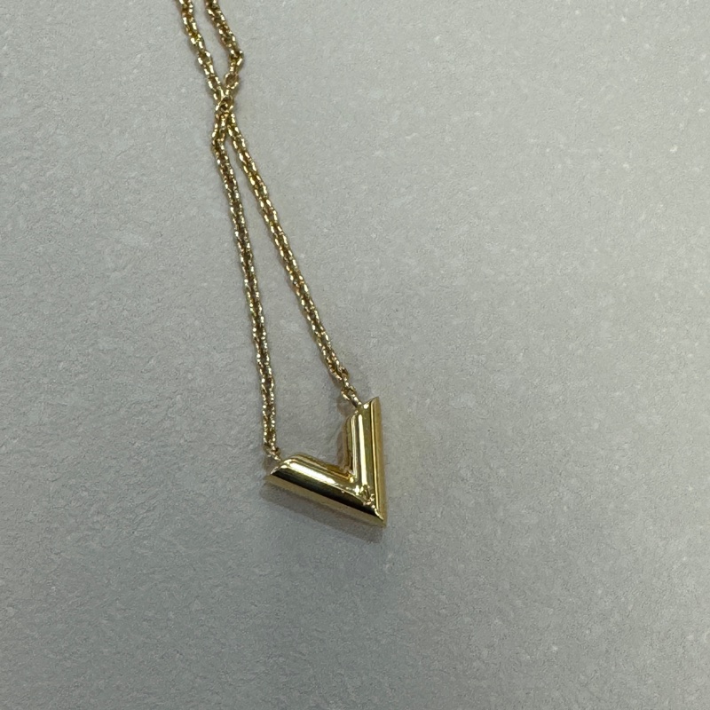 LV金色Essential V字母項鍊M61083-13