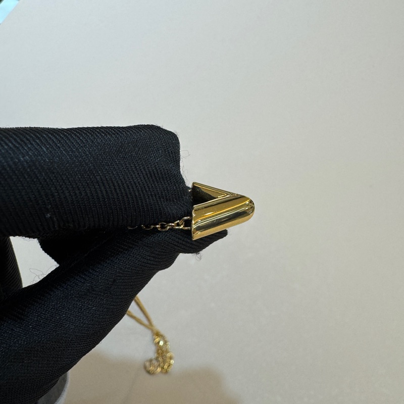 LV金色Essential V字母項鍊M61083-14