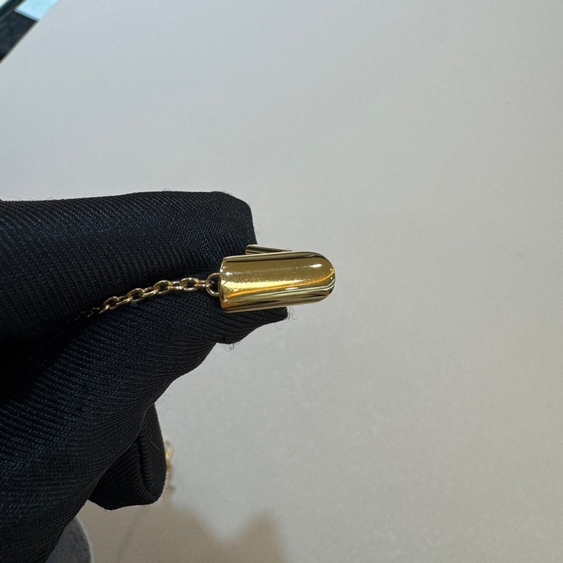 LV金色Essential V字母項鍊M61083-15