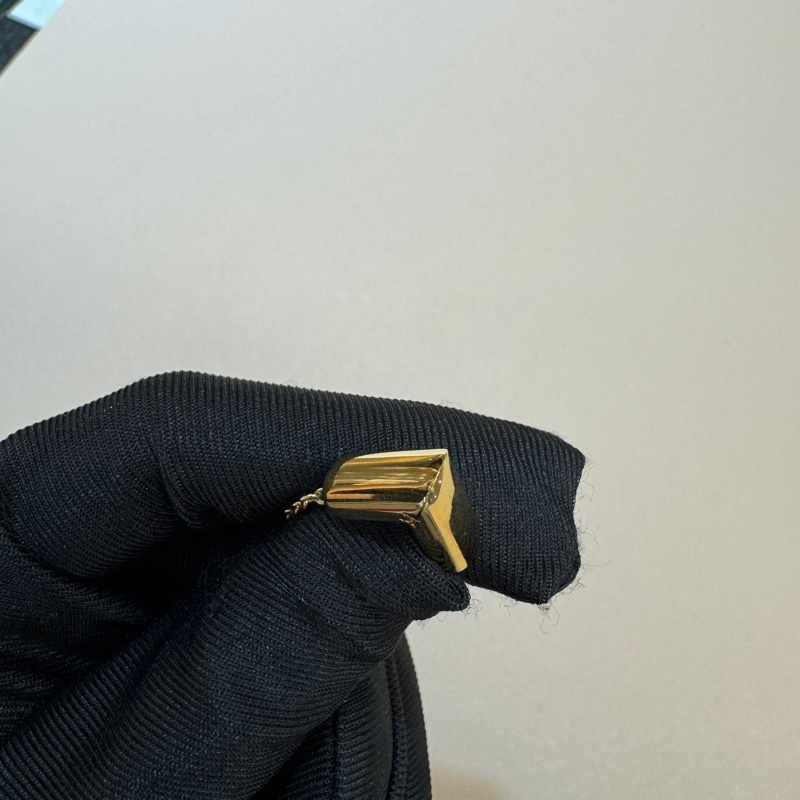 LV金色Essential V字母項鍊M61083-16