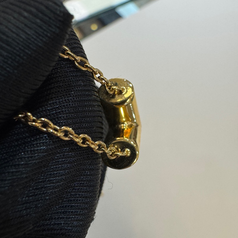 LV金色Essential V字母項鍊M61083-17