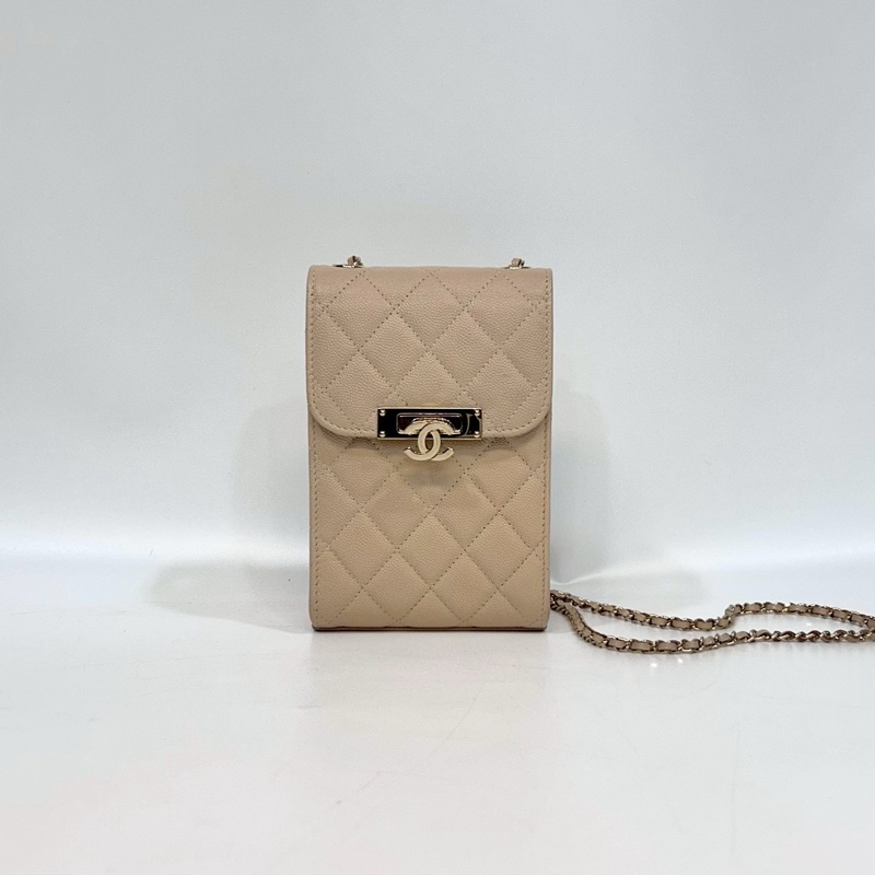 CHANEL米色粒紋山羊皮金釦下蓋手機包A84051-0