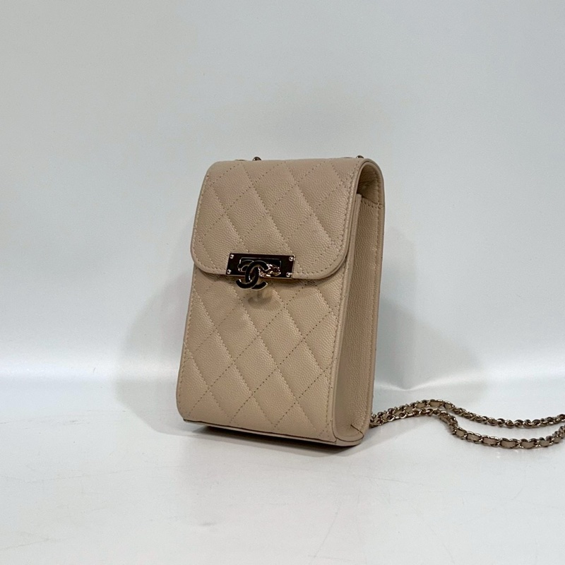 CHANEL米色粒紋山羊皮金釦下蓋手機包A84051-2