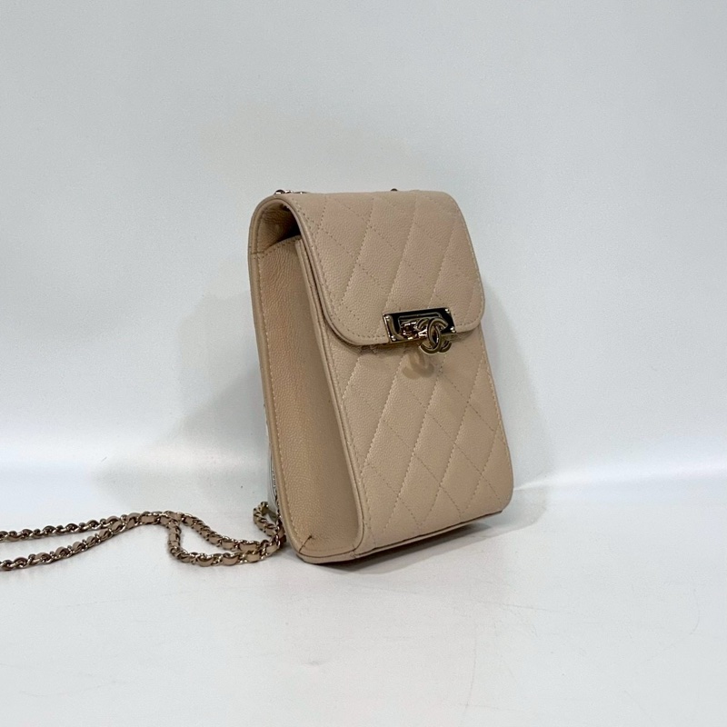 CHANEL米色粒紋山羊皮金釦下蓋手機包A84051-3