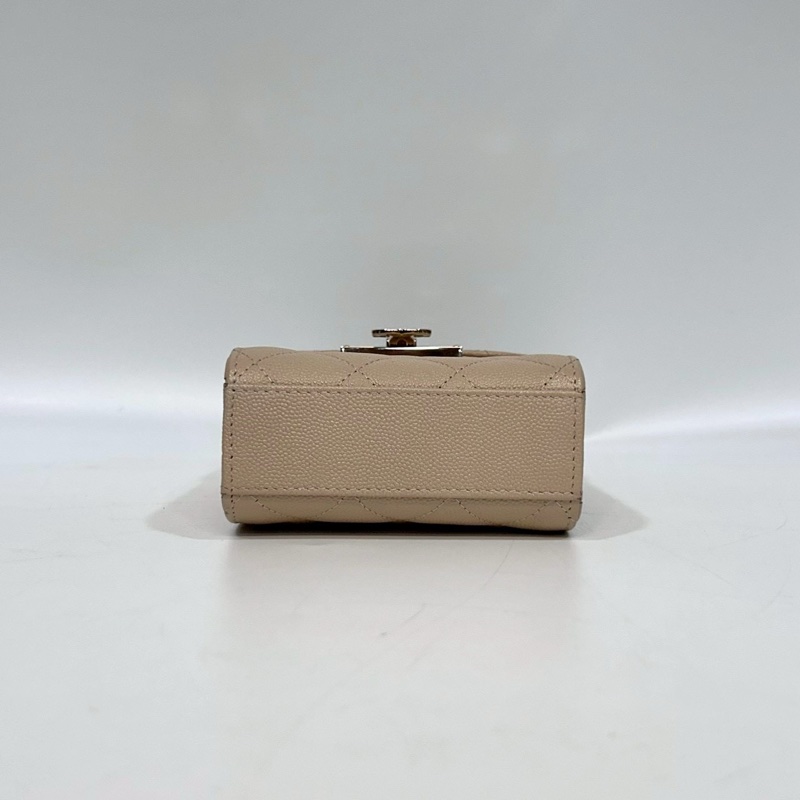 CHANEL米色粒紋山羊皮金釦下蓋手機包A84051-4
