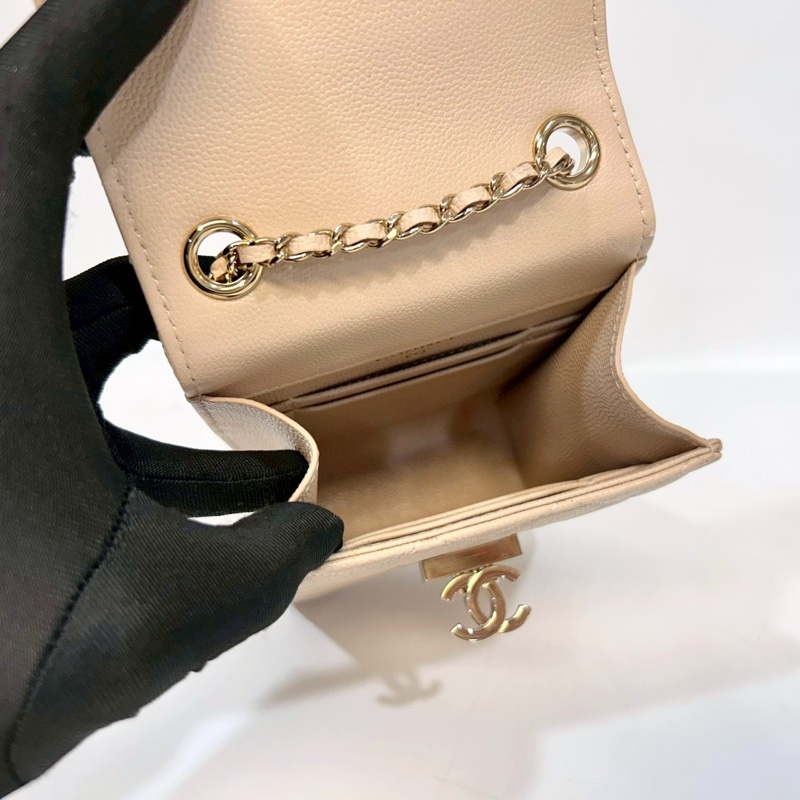 CHANEL米色粒紋山羊皮金釦下蓋手機包A84051-5