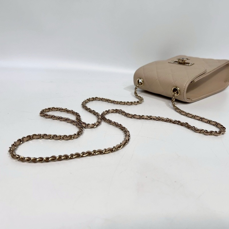 CHANEL米色粒紋山羊皮金釦下蓋手機包A84051-6