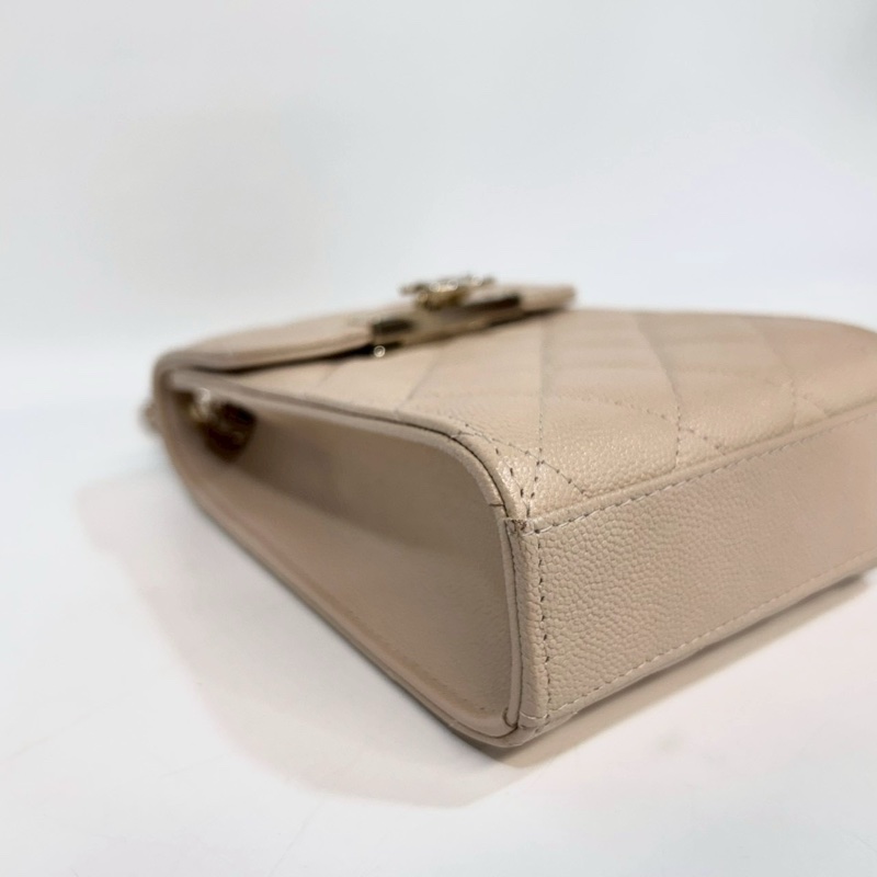 CHANEL米色粒紋山羊皮金釦下蓋手機包A84051-7