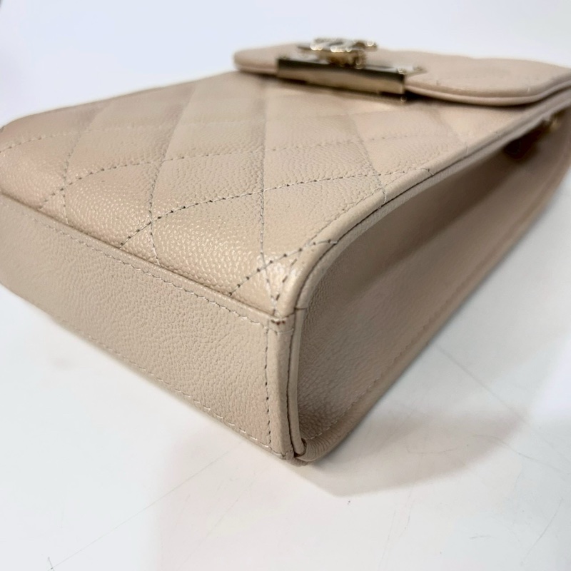 CHANEL米色粒紋山羊皮金釦下蓋手機包A84051-8