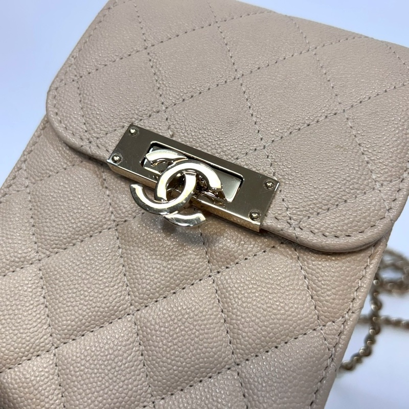 CHANEL米色粒紋山羊皮金釦下蓋手機包A84051-10