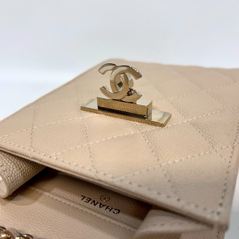 CHANEL米色粒紋山羊皮金釦下蓋手機包A84051-11
