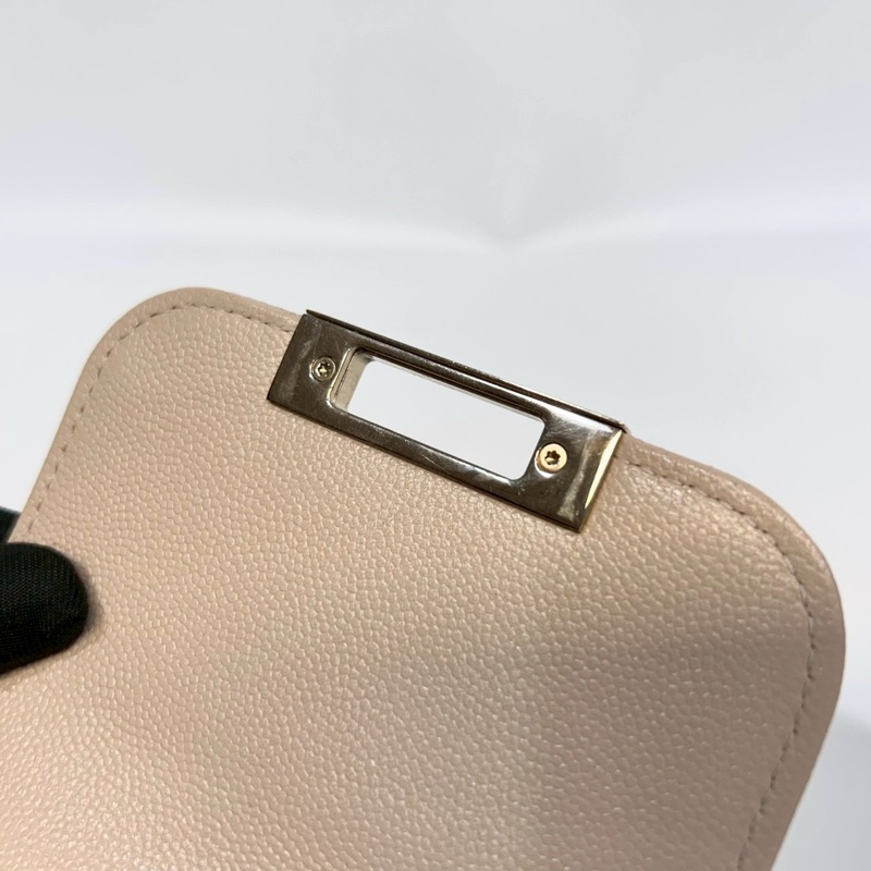 CHANEL米色粒紋山羊皮金釦下蓋手機包A84051-12