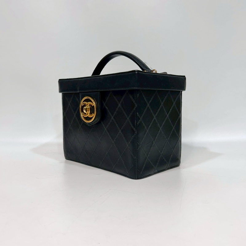 Chanel黑金小牛皮Vanity case化妝箱包A01620-2