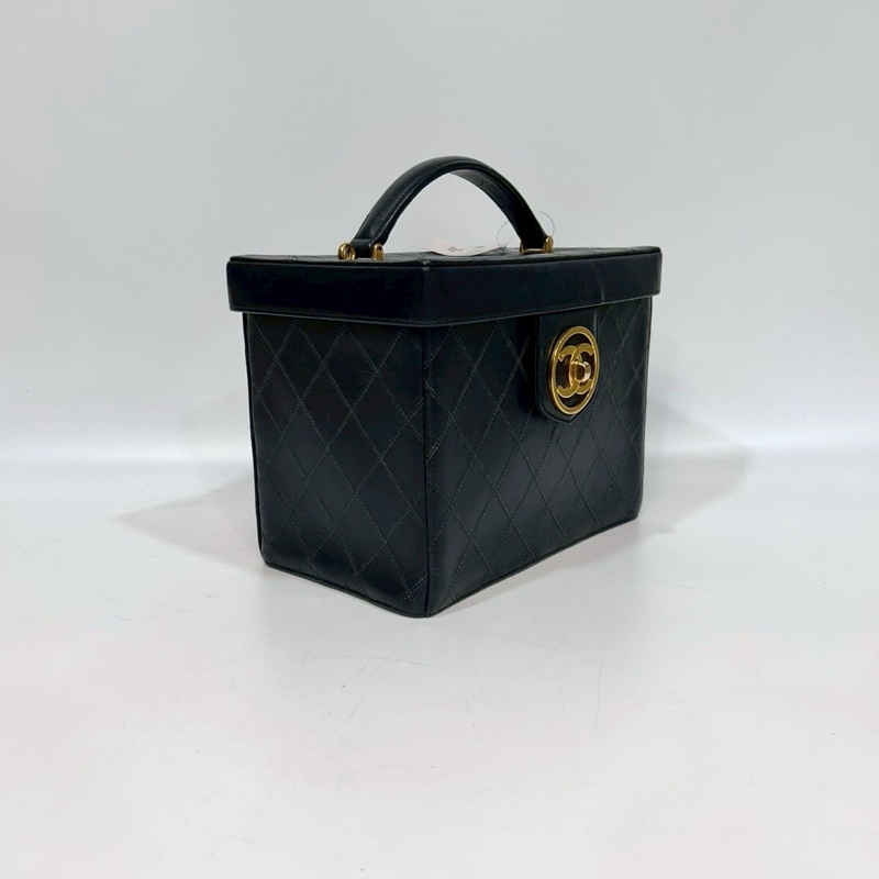 Chanel黑金小牛皮Vanity case化妝箱包A01620-3