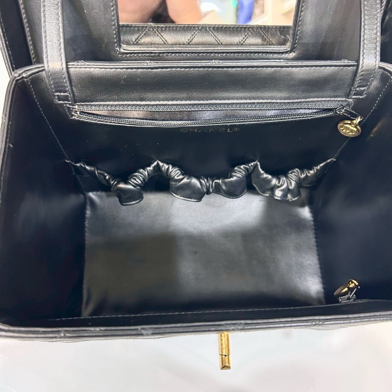 Chanel黑金小牛皮Vanity case化妝箱包A01620-5