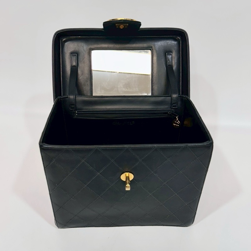 Chanel黑金小牛皮Vanity case化妝箱包A01620-6