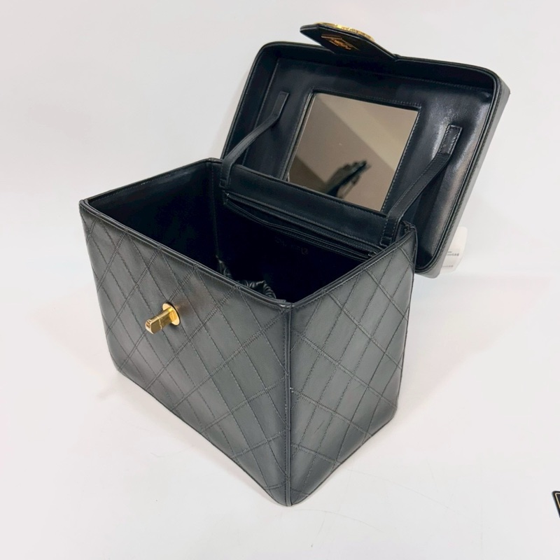 Chanel黑金小牛皮Vanity case化妝箱包A01620-7