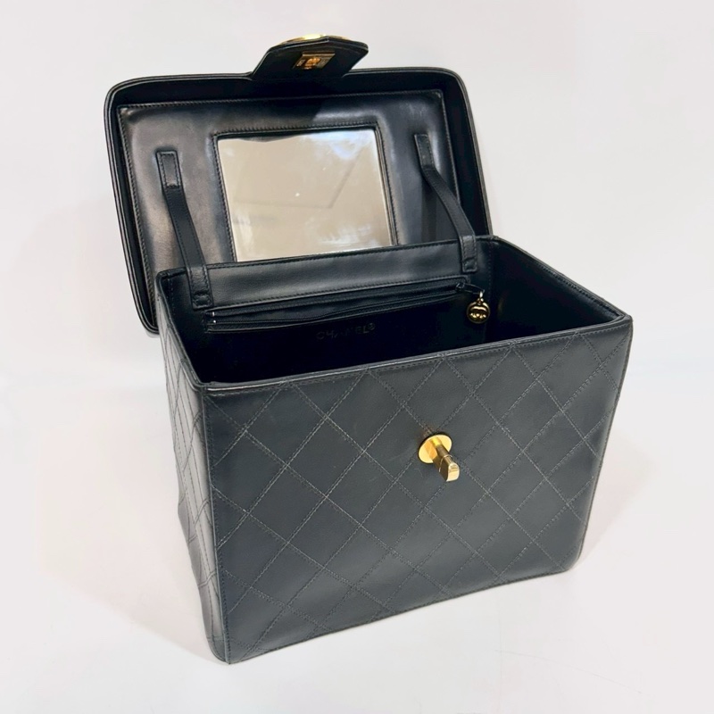 Chanel黑金小牛皮Vanity case化妝箱包A01620-8