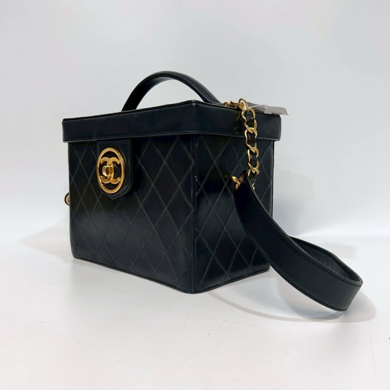 Chanel黑金小牛皮Vanity case化妝箱包A01620-9