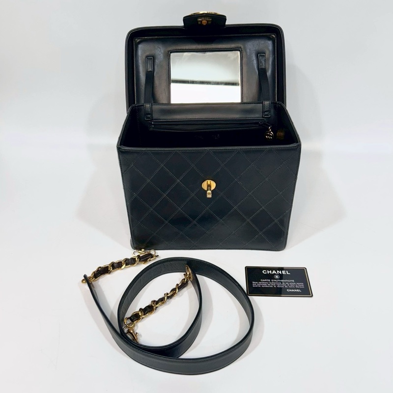 Chanel黑金小牛皮Vanity case化妝箱包A01620-11