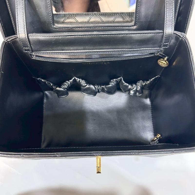 Chanel黑金小牛皮Vanity case化妝箱包A01620-13