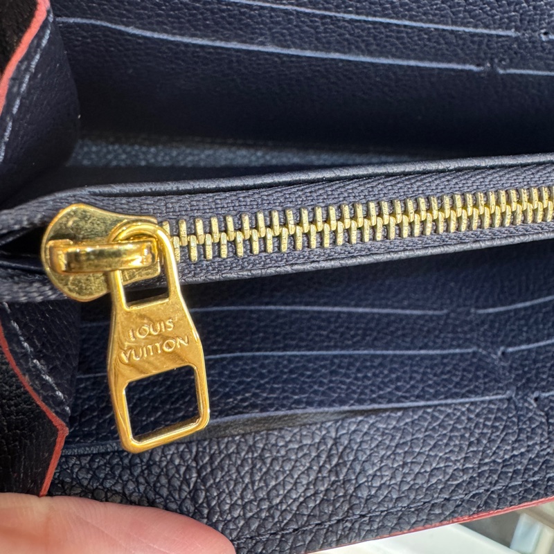 LV海軍藍牛皮壓紋滾紅邊信封式長夾M62125-10