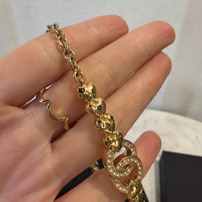 Chanel 金色鑲鑽Logo愛心頸鏈ABA259-3