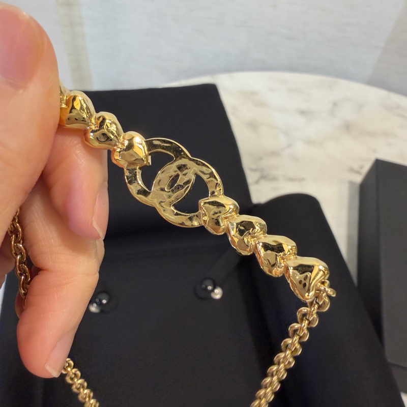 Chanel 金色鑲鑽Logo愛心頸鏈ABA259-7