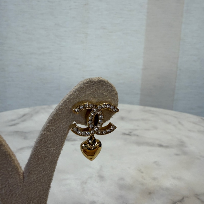 Chanel 金色鑲鑽雙C Logo愛心吊墜耳針式耳環ABA272-1