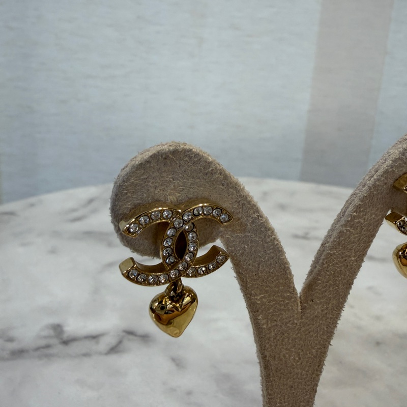 Chanel 金色鑲鑽雙C Logo愛心吊墜耳針式耳環ABA272-2