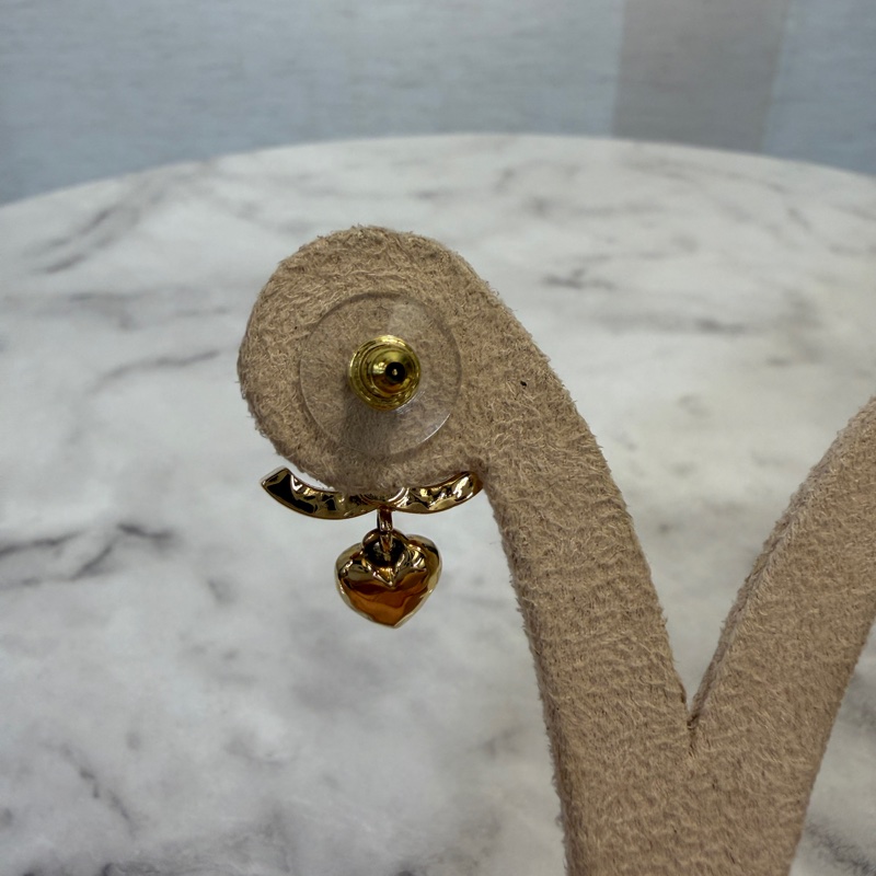 Chanel 金色鑲鑽雙C Logo愛心吊墜耳針式耳環ABA272-3