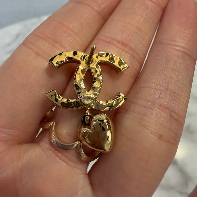 Chanel 金色鑲鑽雙C Logo愛心吊墜耳針式耳環ABA272-5