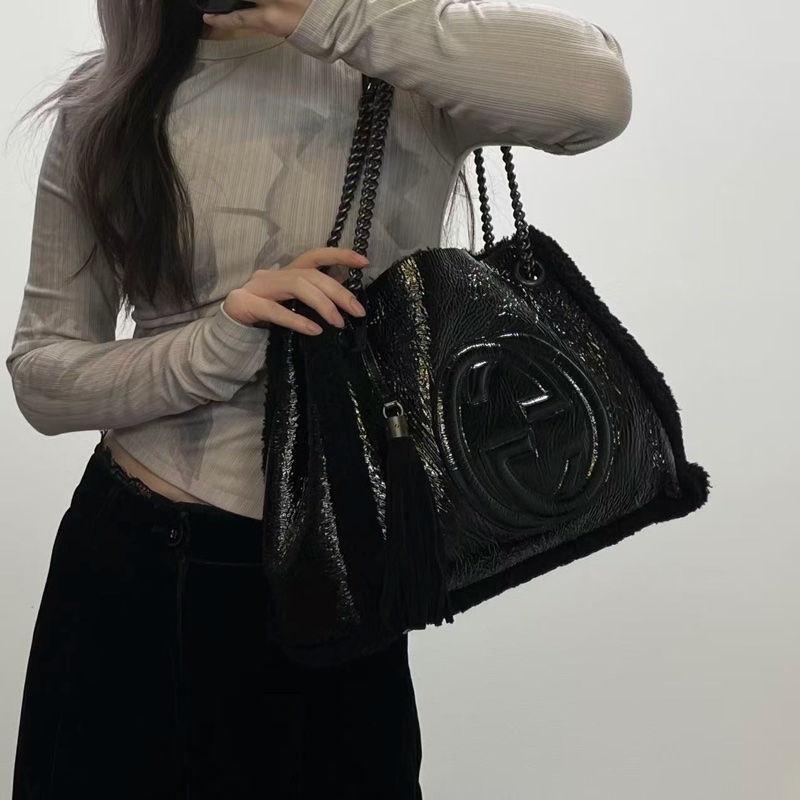 「JL精品代購」Gucci黑銀油蠟皮拼羊羔毛外縫logo流蘇托特包-1