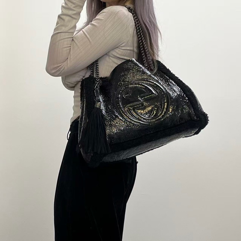 「JL精品代購」Gucci黑銀油蠟皮拼羊羔毛外縫logo流蘇托特包-2