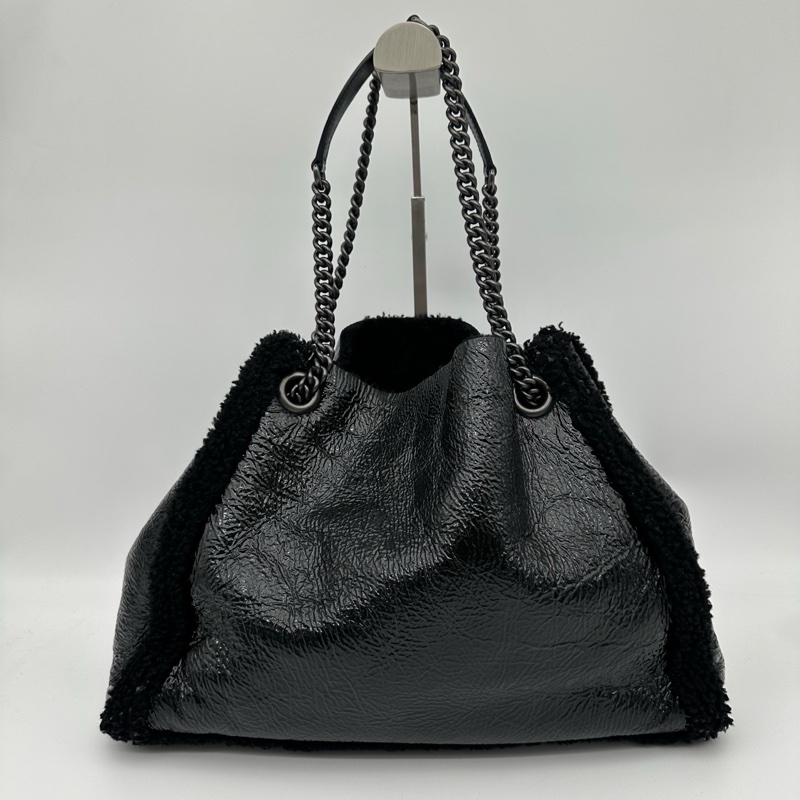 「JL精品代購」Gucci黑銀油蠟皮拼羊羔毛外縫logo流蘇托特包-3