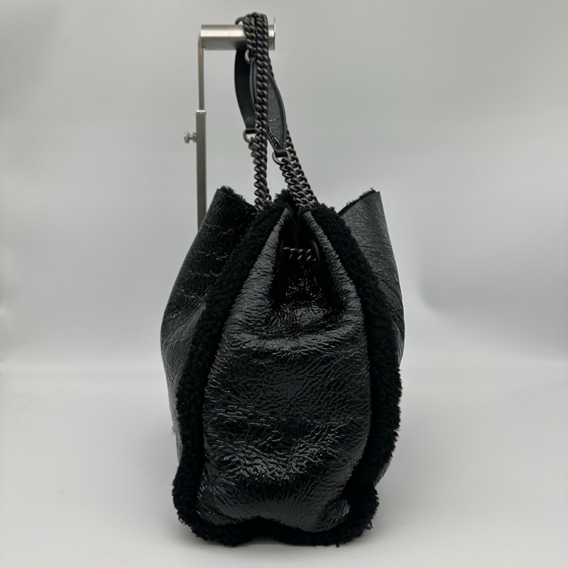 「JL精品代購」Gucci黑銀油蠟皮拼羊羔毛外縫logo流蘇托特包-5