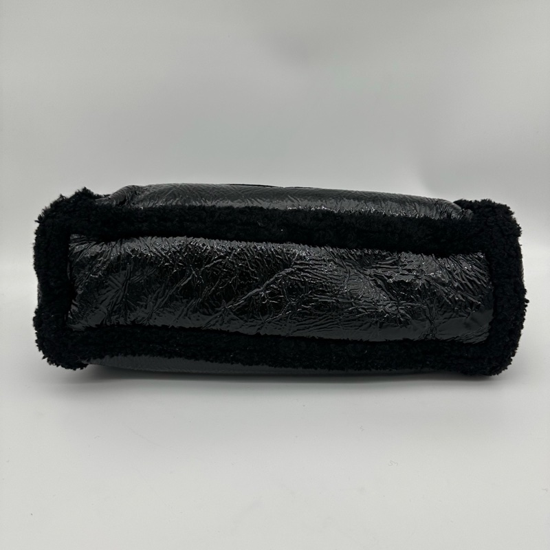 「JL精品代購」Gucci黑銀油蠟皮拼羊羔毛外縫logo流蘇托特包-6