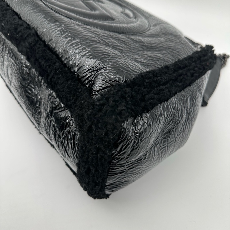 「JL精品代購」Gucci黑銀油蠟皮拼羊羔毛外縫logo流蘇托特包-7