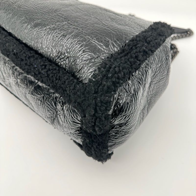 「JL精品代購」Gucci黑銀油蠟皮拼羊羔毛外縫logo流蘇托特包-9