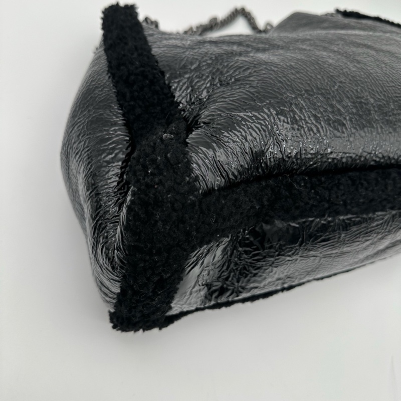 「JL精品代購」Gucci黑銀油蠟皮拼羊羔毛外縫logo流蘇托特包-10