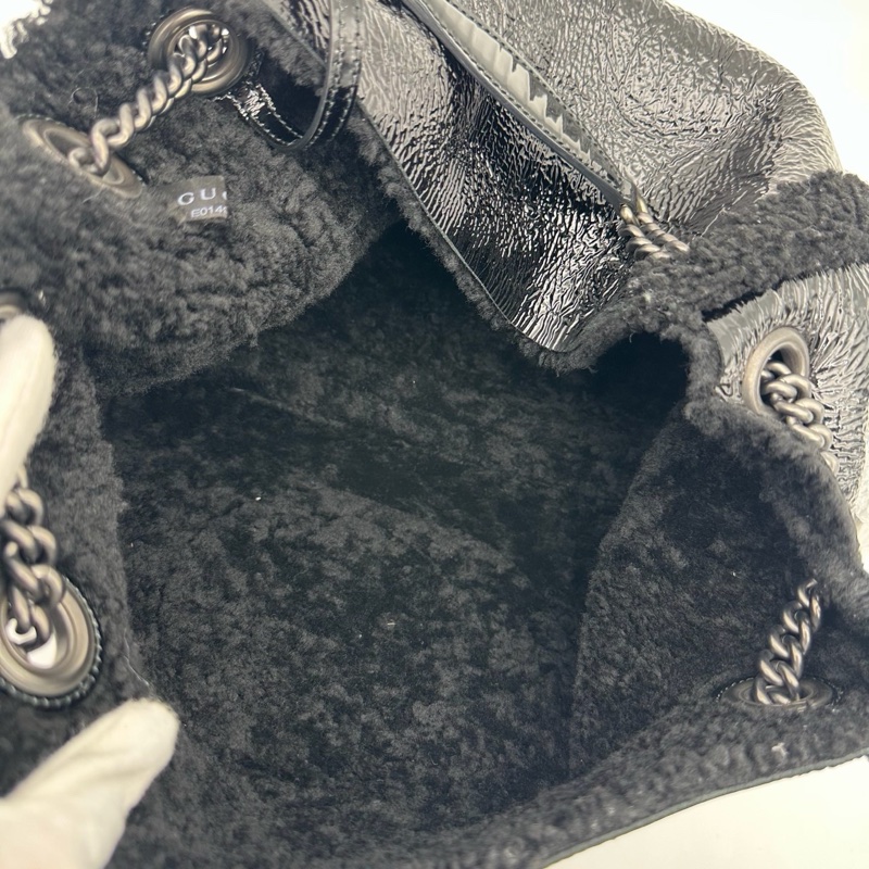 「JL精品代購」Gucci黑銀油蠟皮拼羊羔毛外縫logo流蘇托特包-12