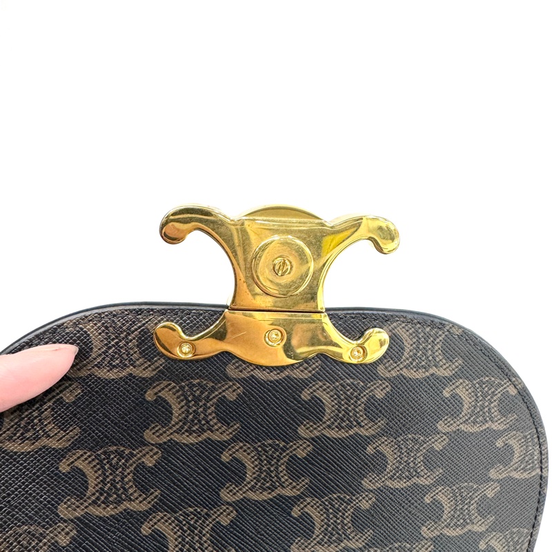 Celine原花金釦Bonnie後背包 118702CAS.04LU-8