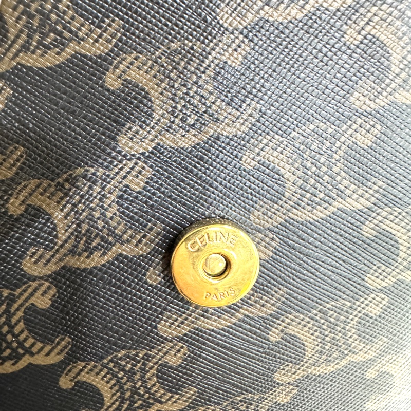 Celine原花金釦Bonnie後背包 118702CAS.04LU-9